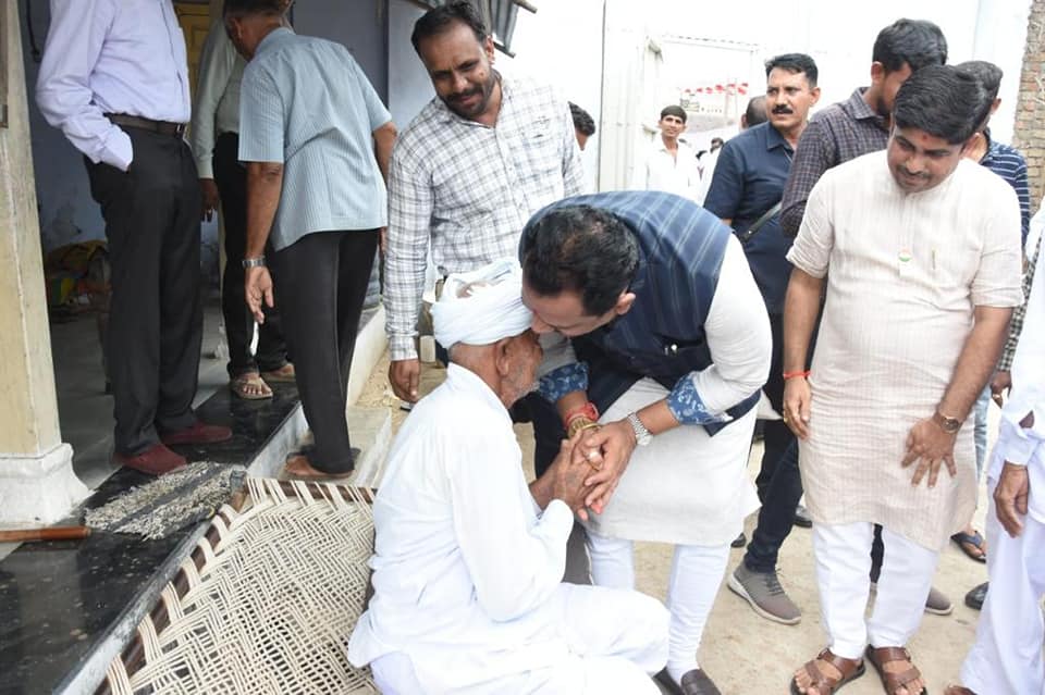 વડીલ મુરબ્બીઓ અને ભાઈઓ-બહેનો સાથે હળવાશની પળો... - અમદાવાદ